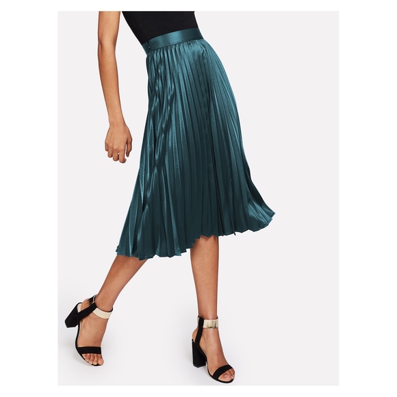 Green Pleated Flared Satin Midi Skirt - Picture 2 of 8